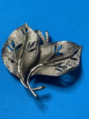 Silver Leaf Hair Brooch - Women’s Metallic Leaf Accessory
